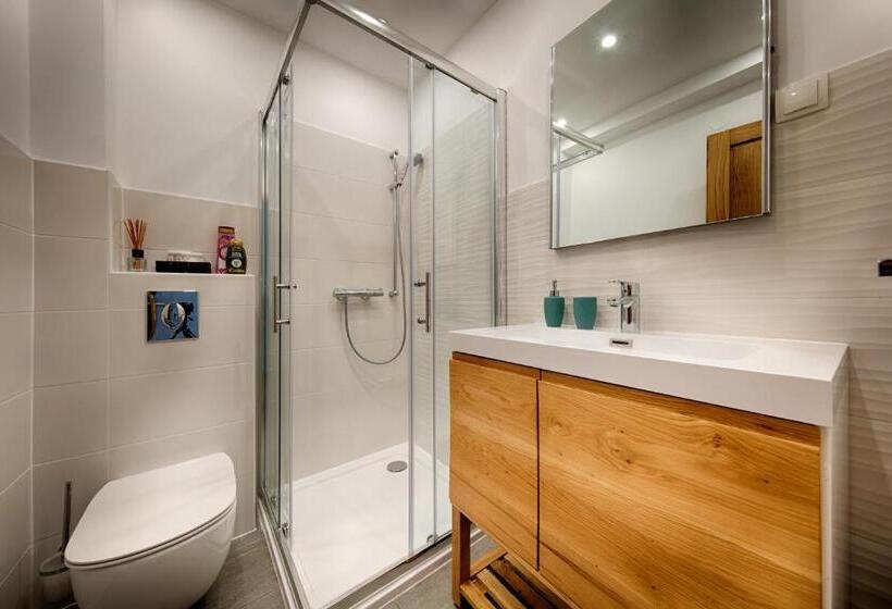 스탠다드 스튜디오, Bella Vista Suites