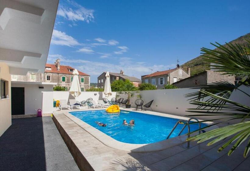 Апартаменты 1 Спальня Вид на Бассейн, Bella Vista Suites