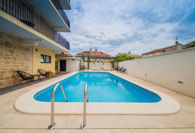 Студио Стандарт Вид на Бассейн, Bella Vista Suites