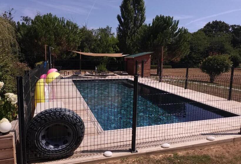 标准三人间, Au Petit Pédegouaty