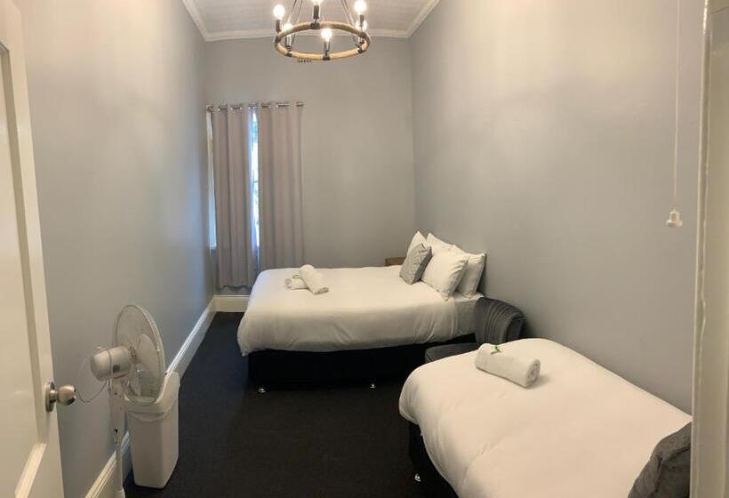 חדר סטנדרט לשלושה עם חדר אמבטיה משוף, Abermain