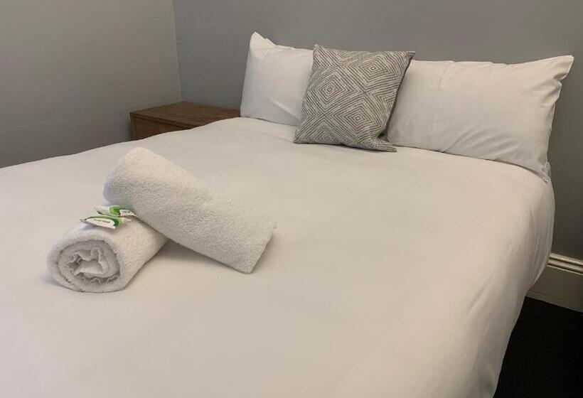 חדר סטנדרט לשלושה עם חדר אמבטיה משוף, Abermain