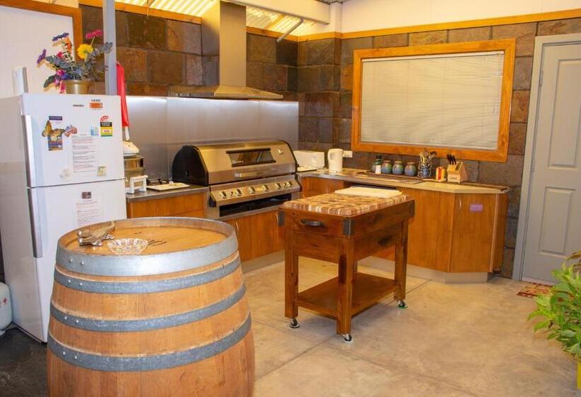 بنجلو عائلى, Chrissie S Dongara