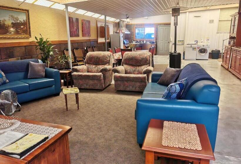 بنجلو عائلى, Chrissie S Dongara