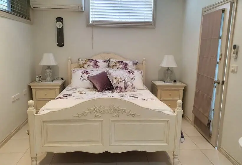 デラックススタジオ, Bed And Breakfast