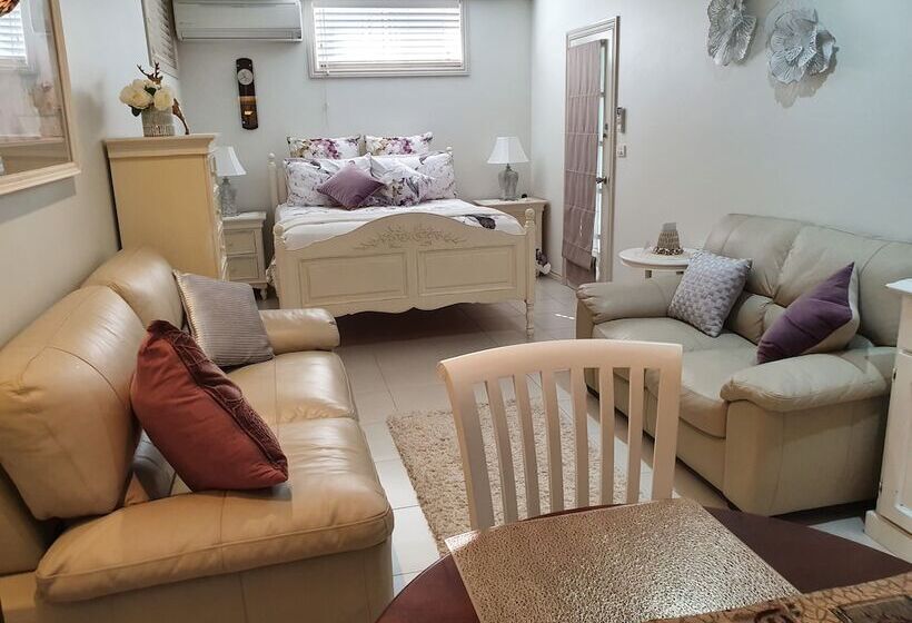 סטודיו דלוקס, Bed And Breakfast