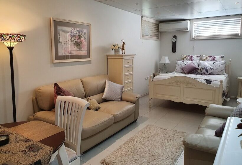 סטודיו דלוקס, Bed And Breakfast