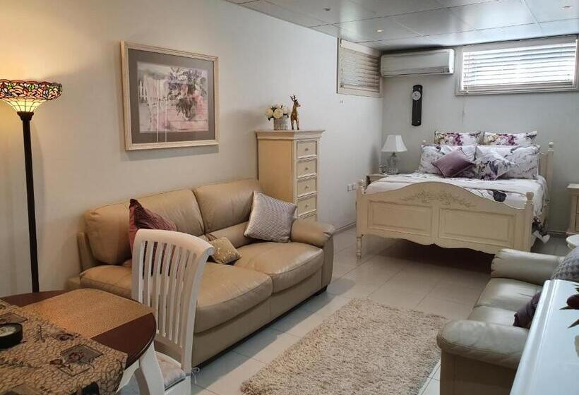 סטודיו דלוקס, Bed And Breakfast