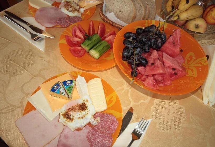 غرفة كلاسيكية ثلاثية, Yan Bibiyan Guest House