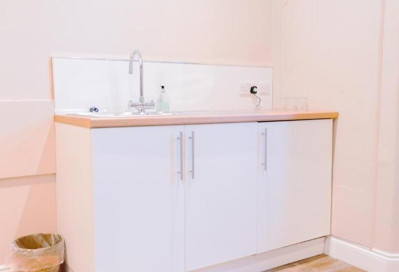 דירת חדר, West End