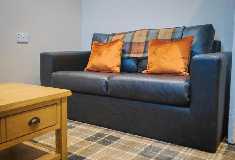 דירת חדר, West End