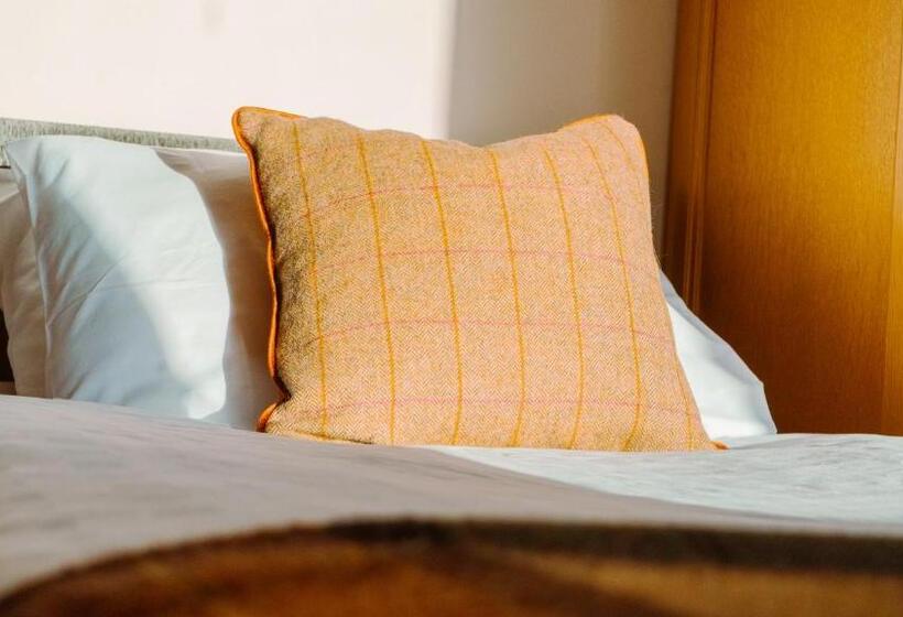 חדר משפחתי, West End