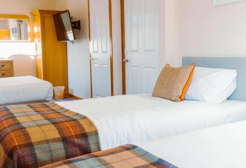 חדר משפחתי, West End