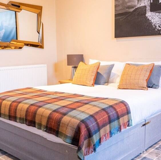 דירת חדר, West End