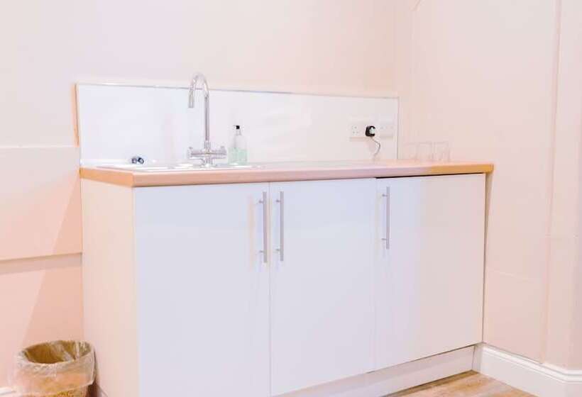 דירת חדר, West End