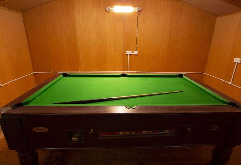 דירת חדר, West End