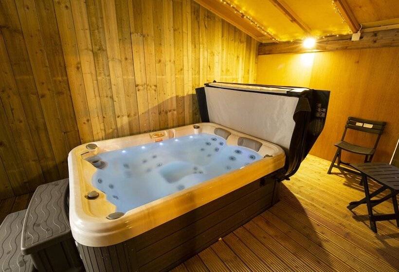 דירת חדר, West End