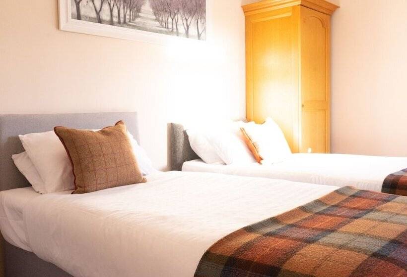 חדר משפחתי, West End