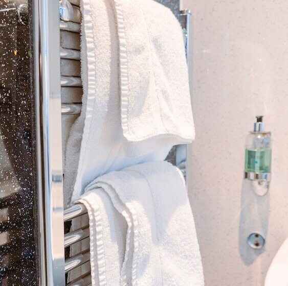 חדר משפחתי, West End