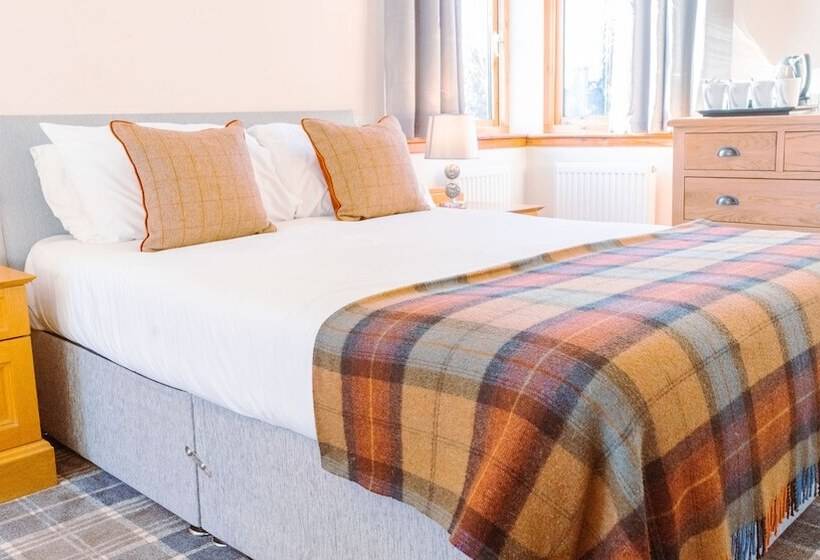 חדר משפחתי, West End