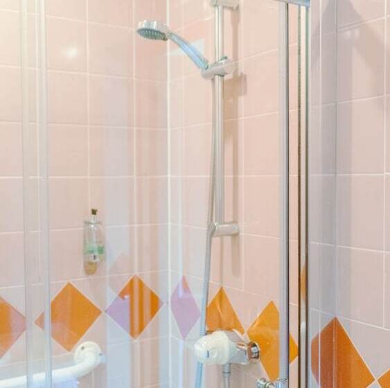 חדר משפחתי, West End