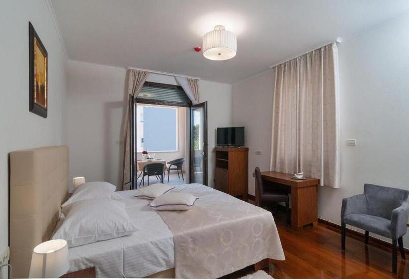 Deluxe Szoba Erkéllyel, Luxury Rooms Near The Beach