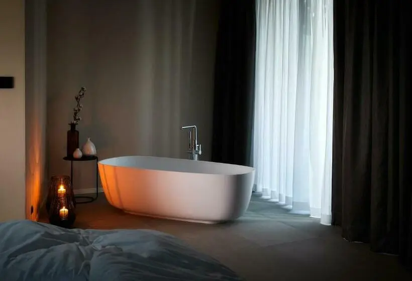 Junior Suite Deluxe, Nodo