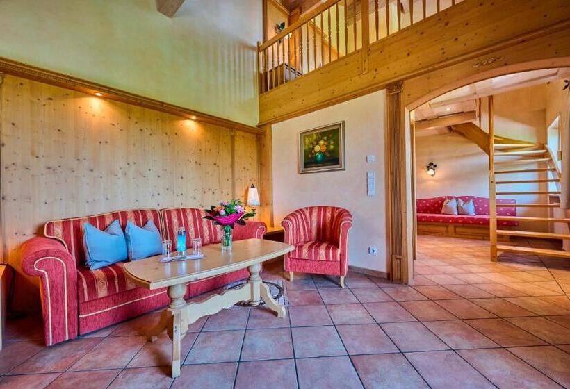 סוויטת ג'וניור עם מרפסת, Happinger Hof