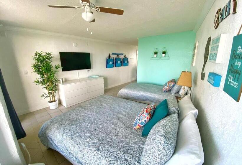 غرفة سوبيريور ثلاثية مطلّة علي البحر, Pirates Cove Resort Studios!