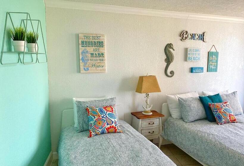 غرفة سوبيريور ثلاثية مطلّة علي البحر, Pirates Cove Resort Studios!