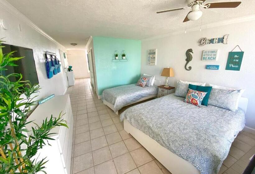 غرفة سوبيريور ثلاثية مطلّة علي البحر, Pirates Cove Resort Studios!