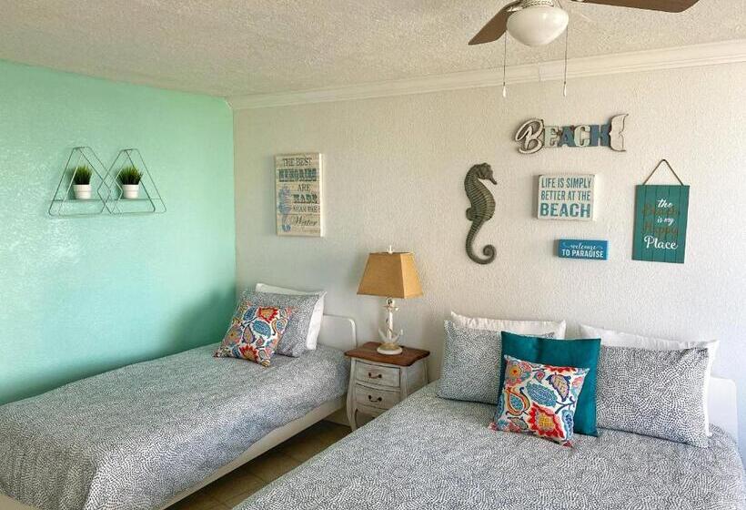 غرفة سوبيريور ثلاثية مطلّة علي البحر, Pirates Cove Resort Studios!