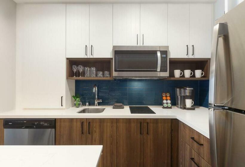 带大床的套房, Staybridge Suites Rochester   Mayo Clinic Area, An Ihg