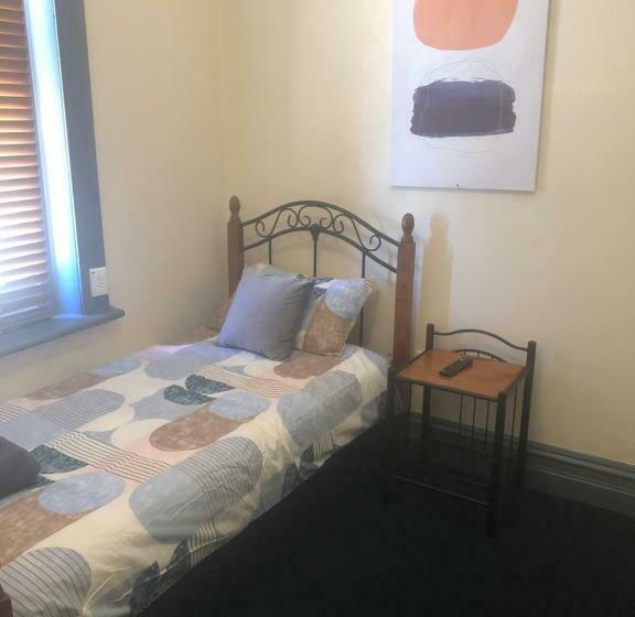 标准单人间共用浴室, Cornucopia