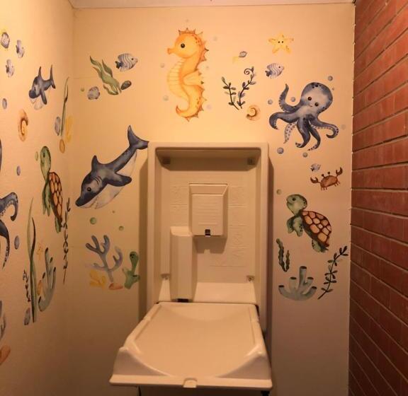 家庭房间共用浴室, Cornucopia