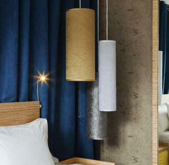 小型套房带阳台, Arthouse