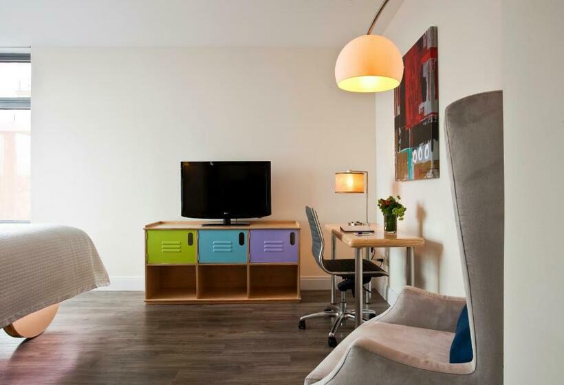 小型套房带阳台, Arthouse