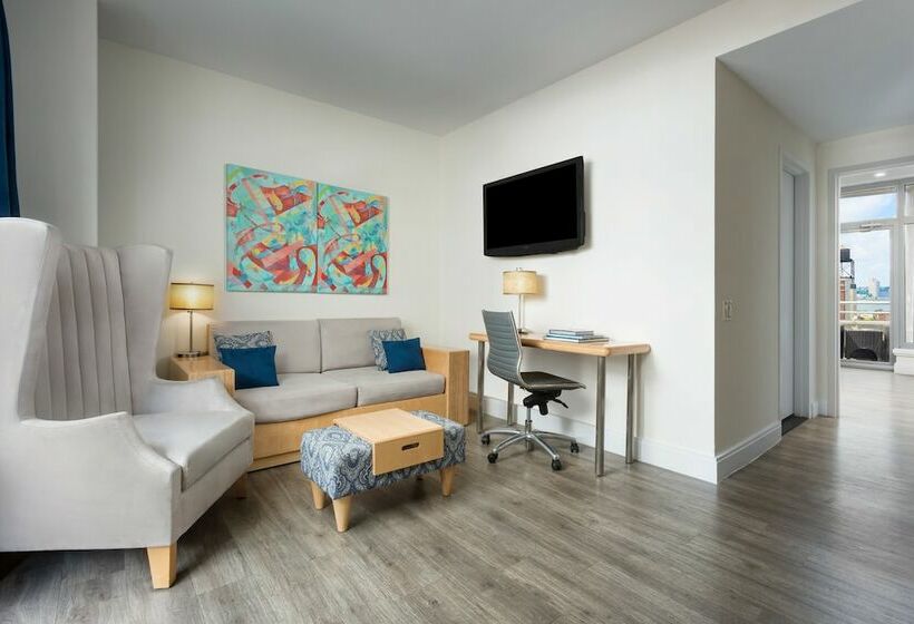 小型套房带阳台, Arthouse