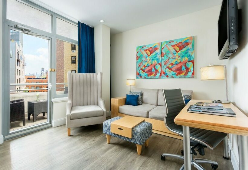 小型套房带阳台, Arthouse