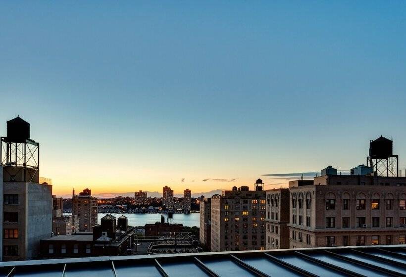 小型套房带阳台, Arthouse