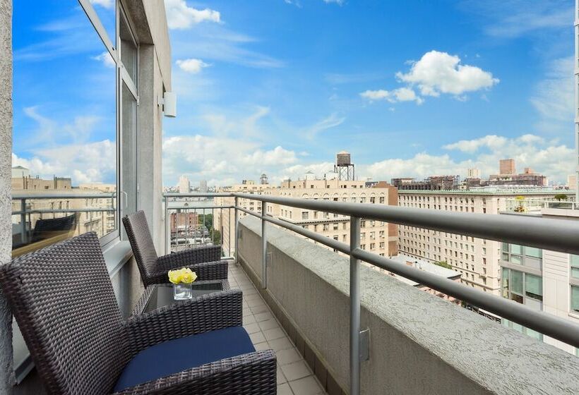 小型套房带阳台, Arthouse