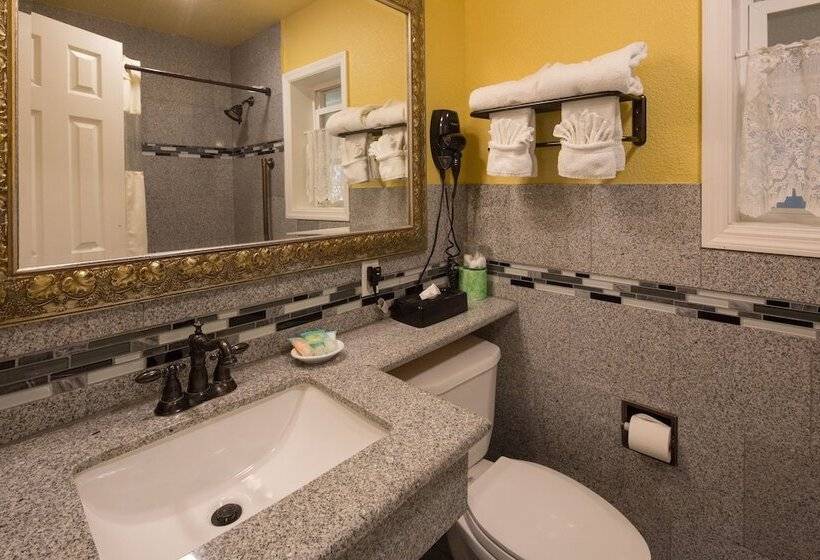 带2个双人床的标准工作室, Carmel Inn & Suites