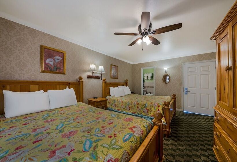 Номер Стандарт 2 Двуспальные Кровати, Carmel Inn & Suites