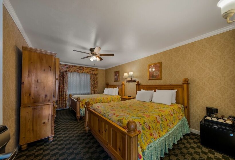 带2个双人床的标准工作室, Carmel Inn & Suites