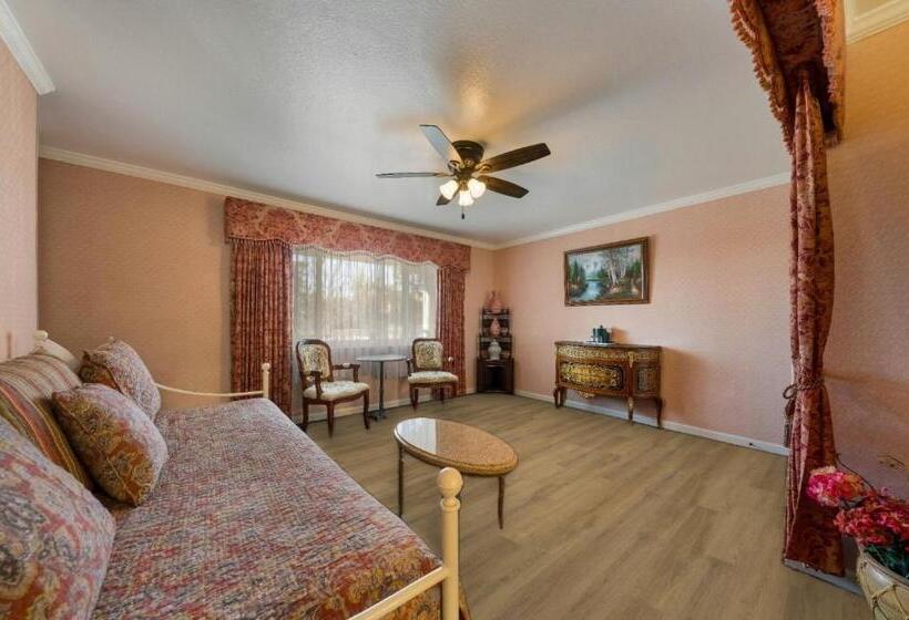 带大床的套房, Carmel Inn & Suites