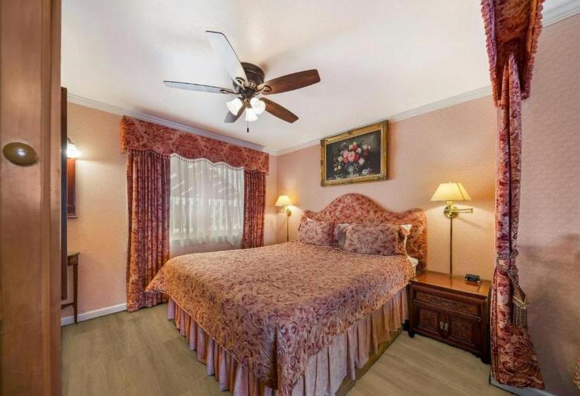 스위트 킹사이즈 침대, Carmel Inn & Suites