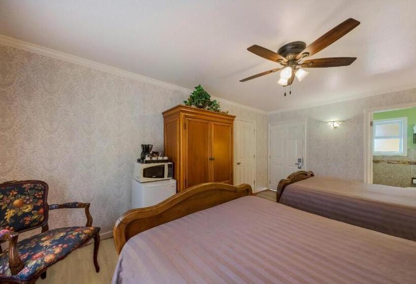 带2个双人床的标准工作室, Carmel Inn & Suites