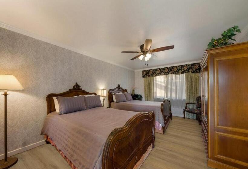 带2个双人床的标准工作室, Carmel Inn & Suites