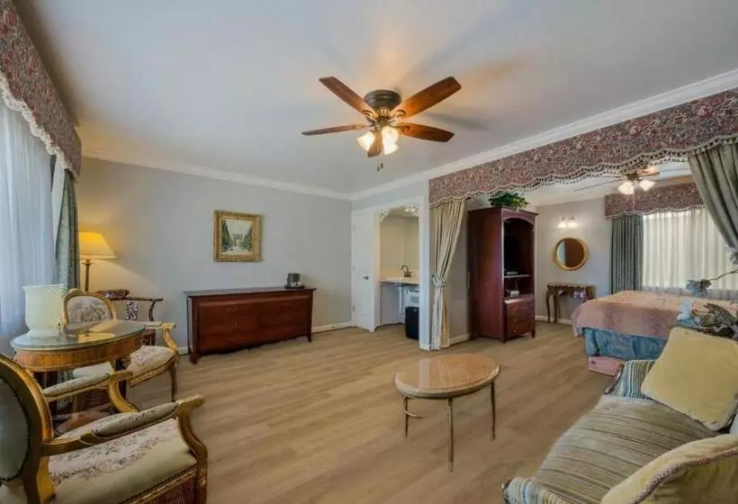 سوئیت با تخت بزرگ, Carmel Inn & Suites