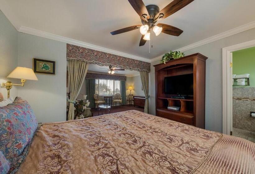 带大床的套房, Carmel Inn & Suites